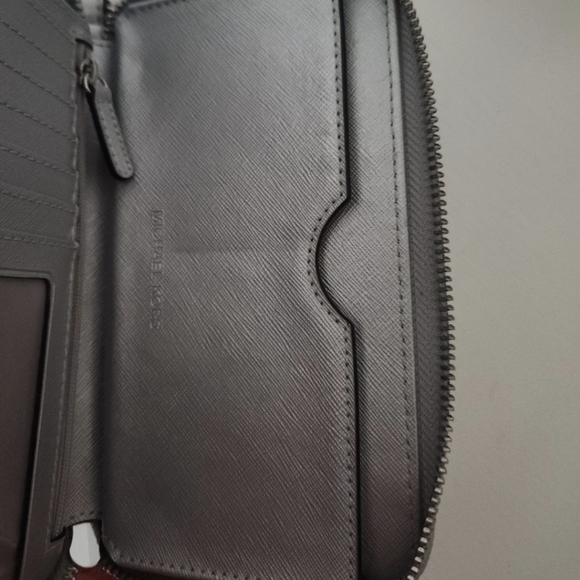 Michael kors wristlet - Picture 2 of 4